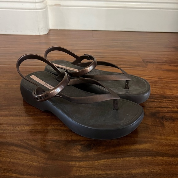 NWOT Ipanema Verano Fern Slip-on Slingback Thong Sandals Brown size 7 - Picture 1 of 11